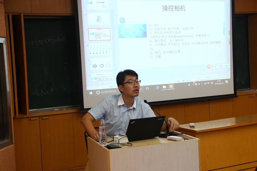 校党委宣传部刘畅老师为麻豆在线
系志愿者讲授新闻摄影实务